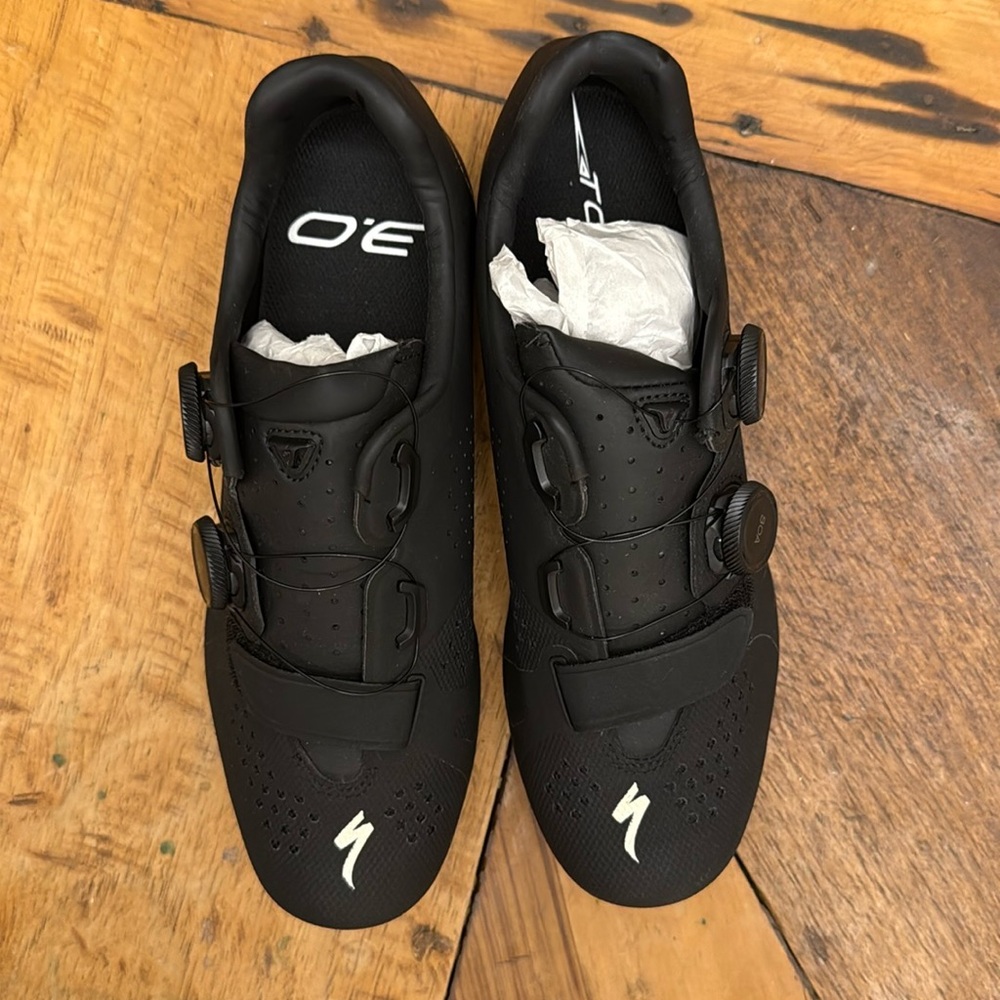 Calling all cyclist! NEW never worn specialized clip in biking shoes
